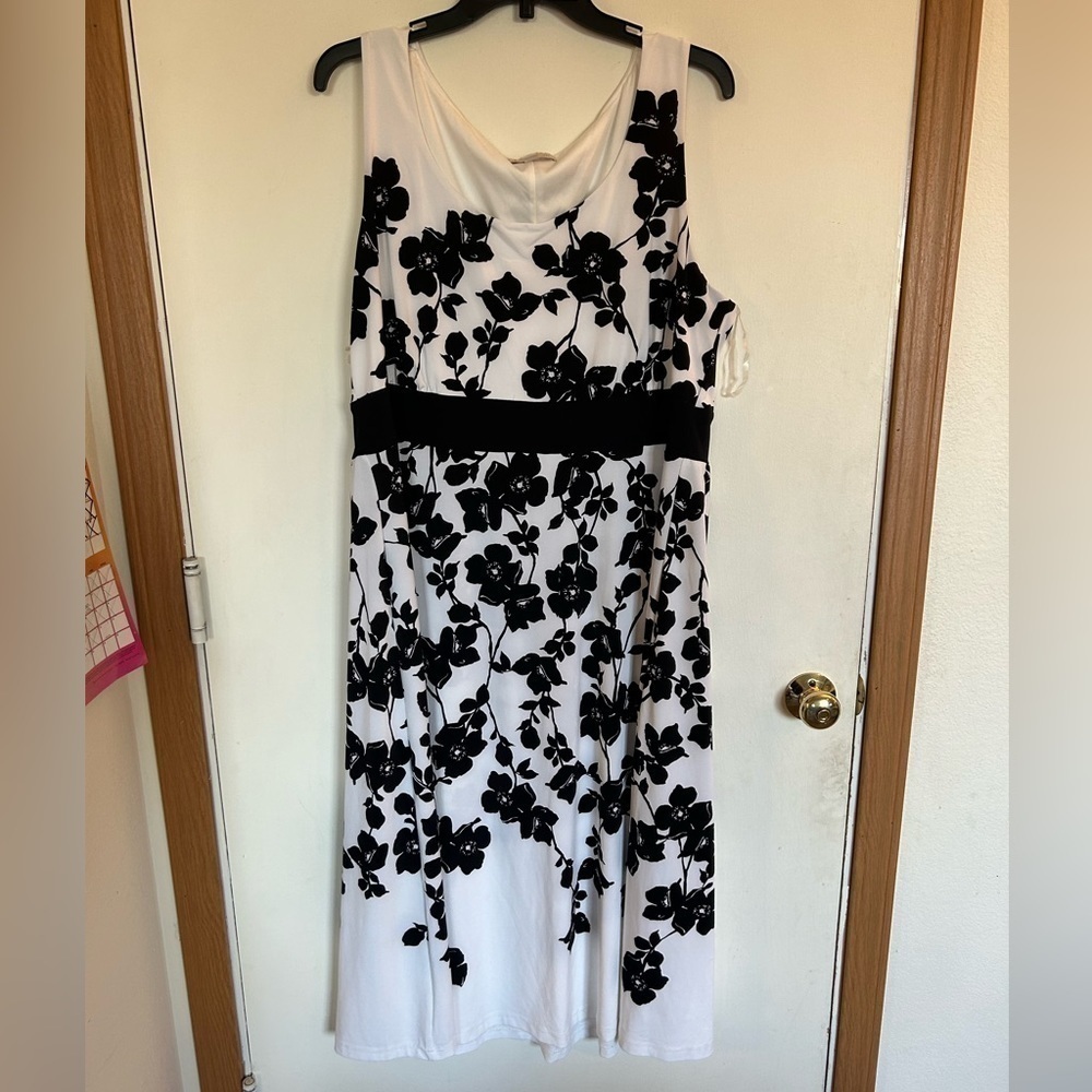 CB Established 1962 black and white sleepless, stretchy dress floral detail